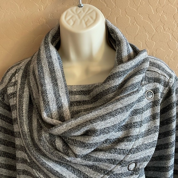 Maurices three snaps wrap, size 2 excellent condition - Picture 3 of 6